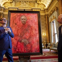 Raja dikabarkan puas dengan karya Yeo meski sempat agak terkejut dengan pilihan warna yang mencolok. Apresiasi juga datang dari Ratu. Menurut pengakuan Yeo kepada BBC, Camilla berkata: Ya, kamu berhasil melukisnya. (Foto: Aaron Chown/Pool Photo via AP)