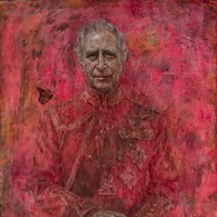 Lukisan ini dibuat untuk merayakan 50 tahun keanggotaan Charles di Drapers’ Company, sebuah lembaga tertua Inggris yang menaruh perhatian khusus pada kegiatan filantropi untuk pendidikan. Philip Mould Gallery di London akan memamerkannya mulai 16 Mei hingga 14 Juni sebelum dipajang di Drapers’ Hall pada Agustus mendatang. (Foto: Aaron Chown/Pool Photo via AP)
