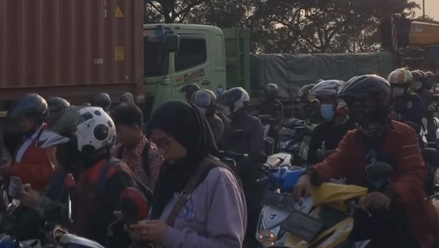 Macet di Jl Akses Marunda, 16 Mei 2024. (Sumber: Akun Instagram sofiiya52_)