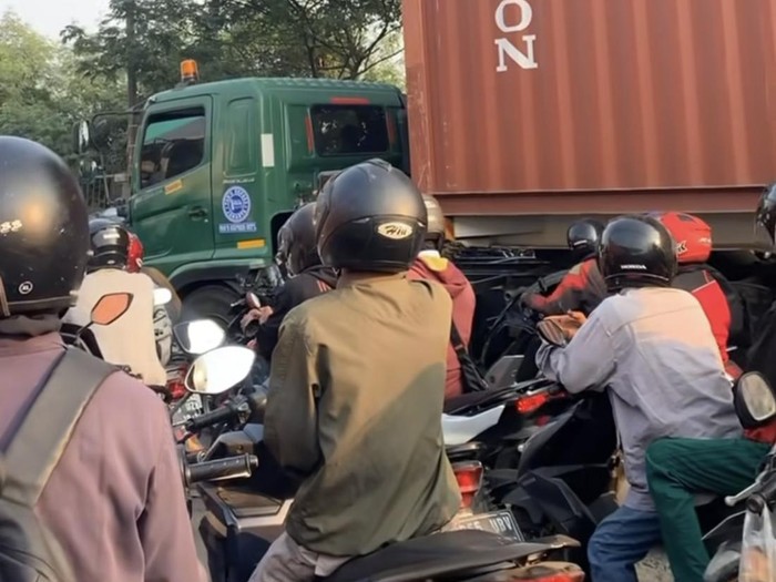 Macet di Jl Akses Marunda, 16 Mei 2024. (Sumber: Akun Instagram sofiiya52_)