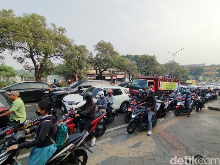 Kemacetan Melanda Jalan Maruga Akibat Peninggian Jalan Depan City Gallery Tangsel