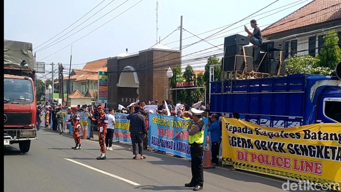 Suasana aksi di depan Kantor Kejaksaan Negeri Batang, menuntut kasus mafia tanah segera diselesaikan, Kamis (16/5/2024).