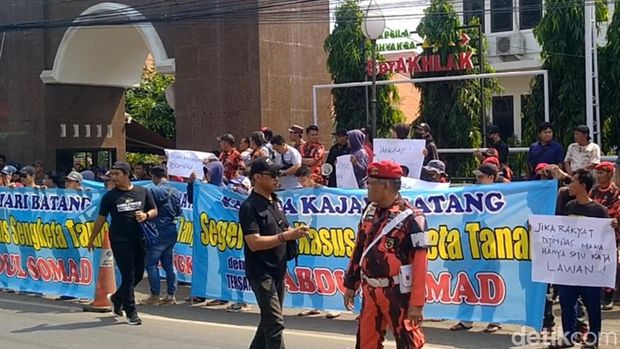 Suasana aksi di depan Kantor Kejaksaan Negeri Batang, menuntut kasus mafia tanah segera diselesaikan, Kamis (16/5/2024).