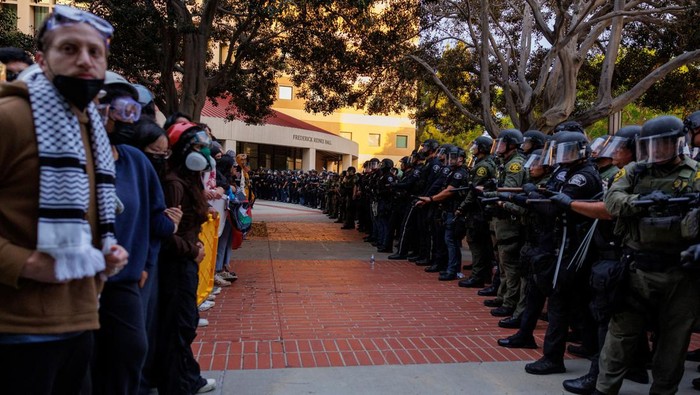 Mahasiswa Geruduk Universitas Californa Protes Perang di Gaza Demo pro-Palestina di kampus-kampus elite AS masih berlanjut. Salah satunya dilakukan mahasiswa di Universitas California Irvine (UC Irvine).