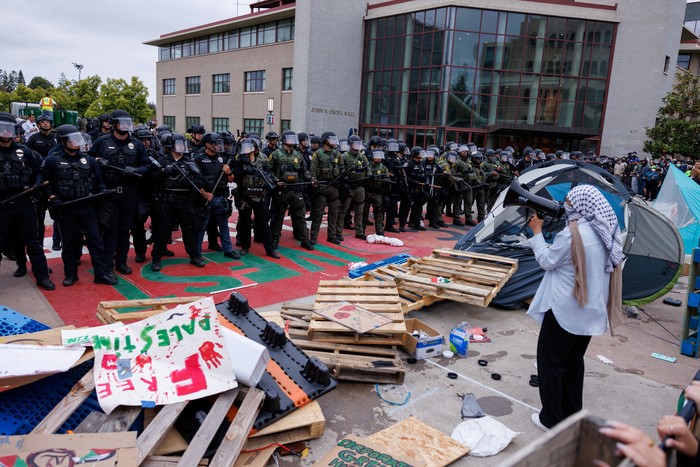 Demo pro-Palestina di kampus-kampus elite AS masih berlanjut. Salah satunya dilakukan mahasiswa di Universitas California Irvine (UC Irvine).