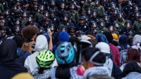 Mereka menentang perang konflik antara Israel dan Palestina.