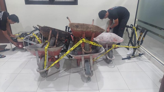 Barang bukti kasus pencurian angkong, sepeda, dan pompa air yang diamankan di Mapolres Sukoharjo.
