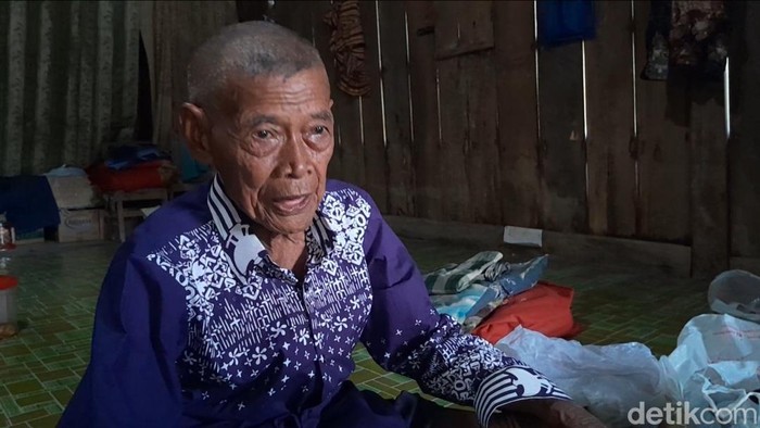Mbah Kadar duduk di teras rumahnya, terparkir juga sepeda ontel yang setiap hari ia tumpangi ke sawah. Mbah Kadar merupakan Calhaj asal Demak tertua 93 tahun, Kamis (16/5/2024).