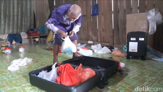 Mbah Kadar duduk di teras rumahnya, terparkir juga sepeda ontel yang setiap hari ia tumpangi ke sawah. Mbah Kadar merupakan Calhaj asal Demak tertua 93 tahun, Kamis (16/5/2024).