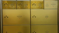 Kotak brankas digambarkan di mana uang, perhiasan, atau dokumen sebelumnya disimpan terkunci dan telah menjadi tempat untuk memberi penghormatan kepada nama-nama besar literatur Hispanik di brankas bank tua.