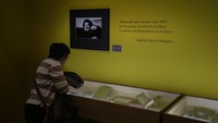 Seorang wanita melihat bagian pameran di bawah potret novelis Kolombia Gabriel García Márquez. Gudang ini dimaksudkan meninggalkan kenangan untuk generasi mendatang.