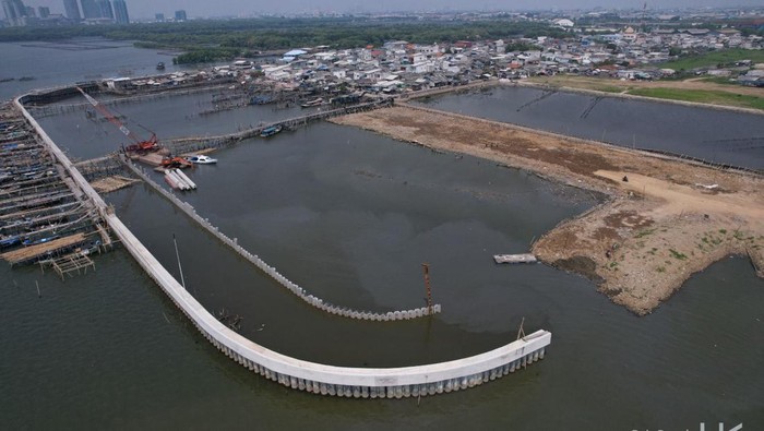 PT Hutama Karya tengah menggarap pembangunan Pengaman Pantai di Pesisir Teluk Jakarta. Begini potretnya.