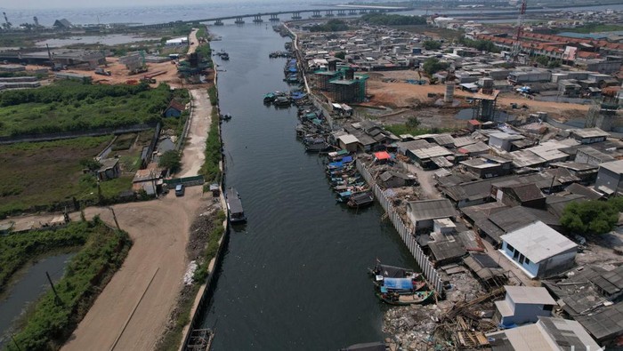 PT Hutama Karya tengah menggarap pembangunan Pengaman Pantai di Pesisir Teluk Jakarta. Begini potretnya.
