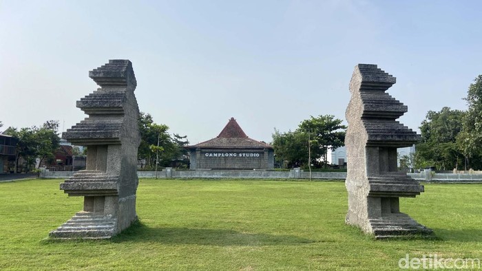 Mengulas Gamplong Studio Alam, Lokasi Syuting Favorit Film Ternama Gamplong Studio Alam milik Hanung Bramantyo adalah lokasi wisata sekaligus studio alam yang menjadi lokasi syuting banyak film ternama. Lokasinya berada di Sleman, Yogyakarta.