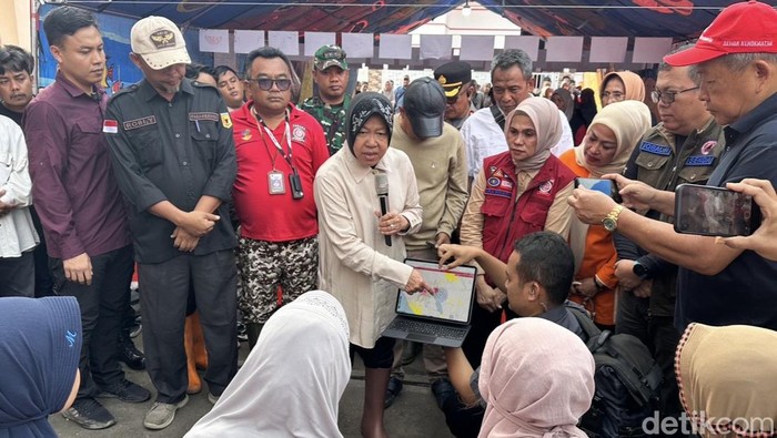 Mensos Tri Rismaharini mengunjungi lokasi bencana banjir bandang dan banjir lahar dingin Gunung Marapi di Sumbar. (Foto: Jeka Kampai/detikSumut).