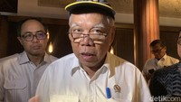 Basuki memang kerap kali mengenakan topi ini dalam berbagai kesempatan, utamanya saat kunjungan kerja ke lapangan. Foto: Rizki Setyo/detikBali
