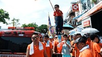 Menurut legenda, festival, yang sudah diadakan lebih dari seratus tahun ini, memperingati saat dewa Pak Tai menyelamatkan desa dari wabah yang telah menghancurkan pulau pada 1894. 
