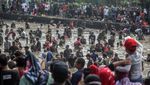 Meriahnya Tradisi Ngubek Empang di Depok