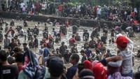Pemerintah Kota (Pemkot) Depok menggelar kegiatan tradisi Ngubek Empang dalam rangka melestarikan tradisi dan budaya Betawi di Kota Depok.
