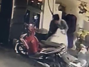 Rekaman CCTV Pria Bawa Bungkusan Isi Mayat Paman di Ciputat
