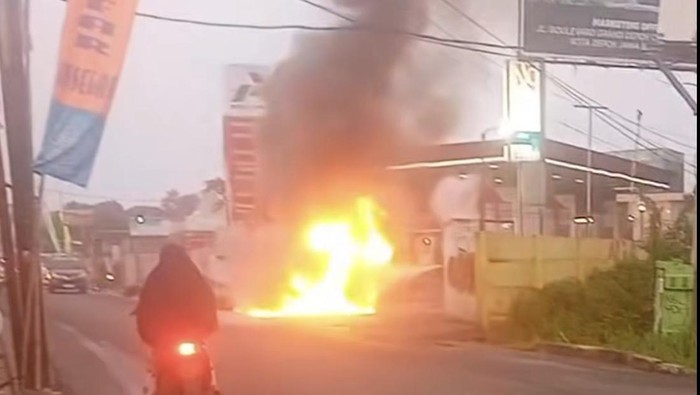 Motor tiba-tiba terbakar di Depok (dok. Polisi)