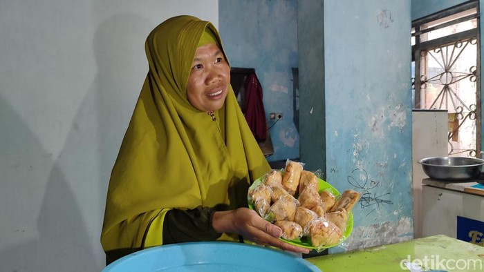 Mugiyarni, pedagang tahu bakso asal Klaten yang haji tahun ini. Foto diunggah Kamis (16/5/2024).