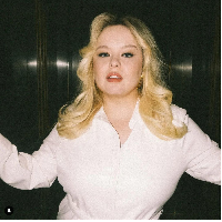 Nicola menambahkan saat melakukan adegan intim di Bridgerton 3, dia merasa sangat cantik. “Saat aku berusia 80 tahun, aku ingin melihat kembali ini dan mengingat betapa luar biasanya aku terlihat! ucapnya. Foto: Dok. Netflix