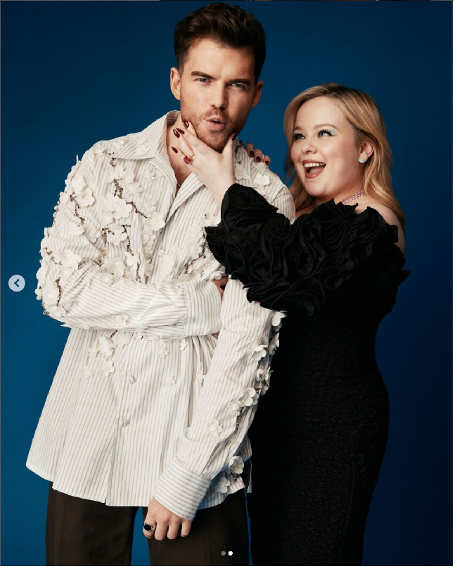 Dalam wawancara dengan majalah Stylist, aktris 37 tahun itu mengatakan dia meminta pada pembuat serial Bridgerton 3 untuk membuat lebih banyak adegan seks dengan Luke Newton. Menurutnya itulah cara untuk melawan mereka yang melakukan bodyshaming. Foto: Dok. Netflix