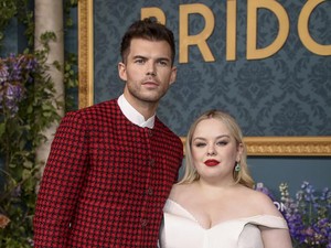 Bintang Bridgerton Dimarahi Ibunya karena Ada Adegan Intim di Serial Netflix