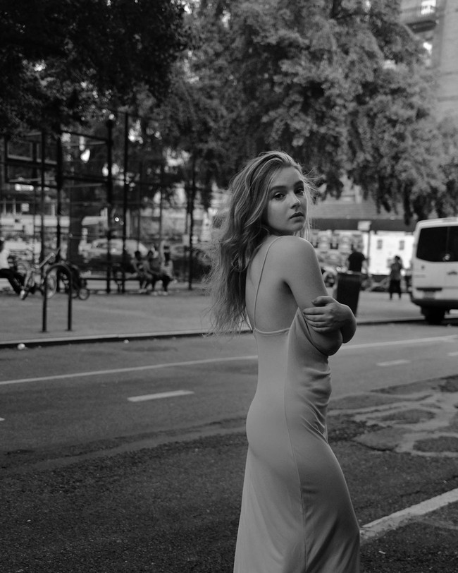 Wanita 21 tahun itu mengaku syok dan takut melihat wajahnya diedit. Aku bisa melihat wajah dan mendengar suaraku. Tapi itu semua sangat menakutkan karena aku melihat diriku mengatakan hal-hal yang tidak pernah aku katakan, katanya. Foto: Instagram Olga Loiek