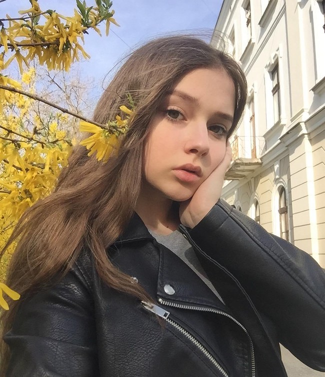 Kecanggihan teknologi membuat penipuan semakin marak, termasuk dengan teknologi deepfake. YouTuber Olga Loiek menjadi salah satu korban yang mana wajahnya sering dipakai untuk hal-hal kurang bertanggung jawab. Foto: Instagram Olga Loiek