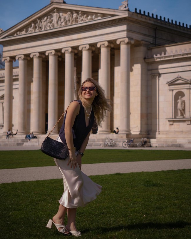 Dikatakan Olga yang berubah menjadi Sofia, Natasha, April, hingga Stacy dalam berbagai video yang menampilkannya berbahasa Mandarin. Beberapa menggunakannya untuk berjualan produk tapi ada juga yang dipakai mempromosikan Rusia. Padahal ia berasal dari Ukraina. Foto: Instagram Olga Loiek