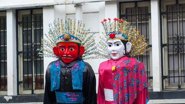 Ondel-ondel is a form of folk performance using large puppets. It originated from Betawi, Indonesia and is often performed in festivals. The word ondel-ondel refers to both the performance and the puppet.