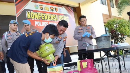 AR (25), tersangka pengoplos dari gas subsidi ke gas nonsubsidi untuk dijual yang dihadirkan di Mapolres Bima Kota, NTB, Kamis, (16/5/2024). (Dok. Rafiin/detikBali)