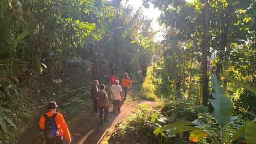 Tim SAR gabungan saat melakukan pencarian seorang warga di Banjar Dinas Asah, Desa Bantiran, Kecamatan Pupuan, Tabanan, Bali pada Kamis (16/5/2024) pagi.