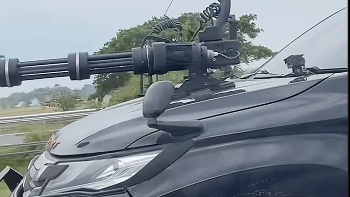 Pajero Sport Dipasang Aksesori Senapan Mesin di Kap Mobil