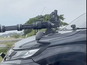 Mitsubishi Pajero Pakai Aksesori Senapan Mesin di Kap, Emang Aman?