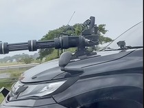 Viral Pajero Sport Pakai Aksesori Senapan Mesin di Kap Mobil