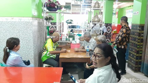 Tim Pansus DPRD Kota Kupang saat melakukan uji petik dilapangan terkait setoran pajak di Warung Ratu Sari milik Pardi.  (Simon Selly / detikBali)