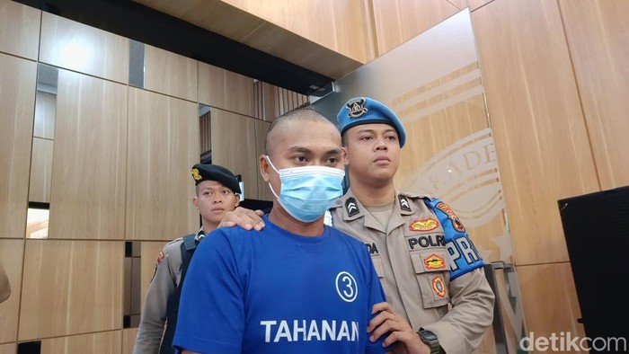 Pelaku pembacok adik ipar hingga tewas digelandang polisi di Mapolres Purbalingga, Kamis (16/5/2024).