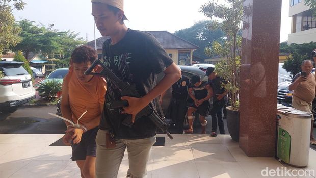 Pelaku pencurian mobil yang membenturkan korban ke tiang listrik di Kota Bogor ditangkap polisi.