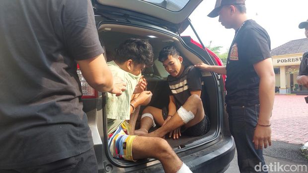 Pelaku pencurian mobil yang membenturkan korban ke tiang listrik di Kota Bogor ditangkap polisi.