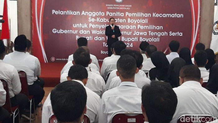 KPU Boyolali melantik anggota PPK se-Kabupaten Boyolali untuk Pilkada 2024, Kamis (16/5/2024).