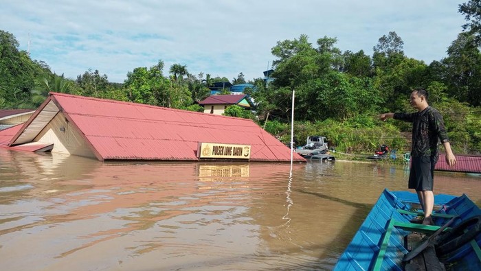 Penampakan banjir merendam Polsek Long Bagun. Dokumen Istimewa