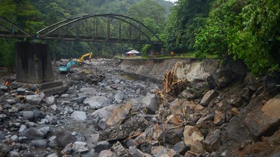Penampakan Jalan Nasional Porak-poranda Imbas Banjir Bandang di Sumbar