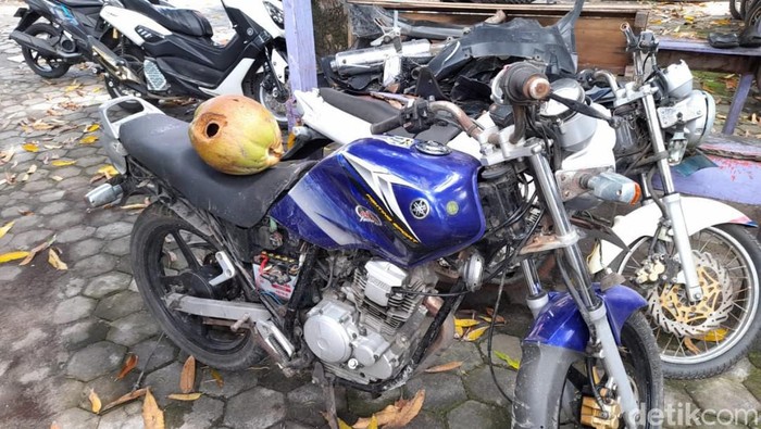 Penampakan motor yang digunakan korban saat kecelakaan di Selayar usai tertimpa buah kelapa.