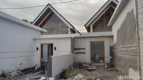 Penampakan vila sunset di Jalan Gunung Salak, Kota Denpasar, Kamis (16/5/2024) sore. Vila ini sebelumnya dijanjikan dibangun untuk kakak Gading Marten, Monique Arditi. (Ahmad Firizqi Irwan/detikBali)