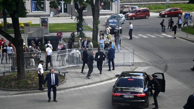 Pengawal membawa Perdana Menteri Slovakia Robert Fico dengan mobil dari tempat kejadian setelah dia ditembak dan terluka setelah sidang tandang kabinet di kota Handlova, Slovakia, Rabu, 15 Mei 2024. Fico dalam kondisi yang mengancam jiwa  setelah terluka dalam penembakan Rabu sore, menurut profil Facebook-nya. (Radovan Stoklasa/TASR via AP)