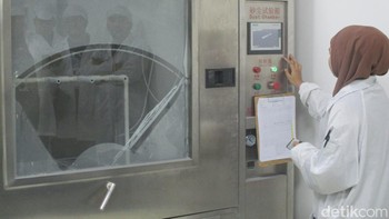 Tes debu juga dilakukan dengan menggunakan partikel debu kecil khusus yang dihembuskan dari berbagai arah ke Oppo A60. Pengujian ini memakan waktu selama 8 jam. Foto: Mohammad Frizki Pratama