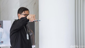 Aryo Meidanto selaku PR Manager Oppo Indonesia sedang mendemonstrasikan ketahanan Oppo A60 dengan menjatuhkannya ke lantai. Foto: Mohammad Frizki Pratama